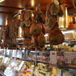 Bologna – Schinken in einem Laden