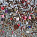 Graz (Österreich) – Liebesschlösser an einer Brücke über die Mur