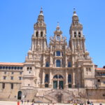 Santiago de Compostela (E) – Die Kathedrale – (mit einer Grabstätte, die dem Apostel Jakobus zugeschrieben wird) und zugleich Ende des Jakobsweges