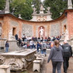 Salzburg (A) – Schloss Hellbrunn – (Wasserspiele: die Hocker machten die Hosen von unten nass)