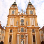 Melk (A) – Westfassade der Stiftskirche „St. Petrus und Paulus“