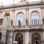 Figueres (E) – Am Haupteingang des Salvador Dalí Museums