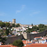 Óbidos (P) – Die Stadtmauer ist völlig erhalten und rundherum begehbar
