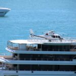 Antibes (F) – Die Yacht hat sogar einen Hubschrauber an Bord
